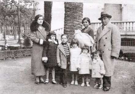 Valentín y Mercedes posando con sus hijos en la Biblioteca del Salón.